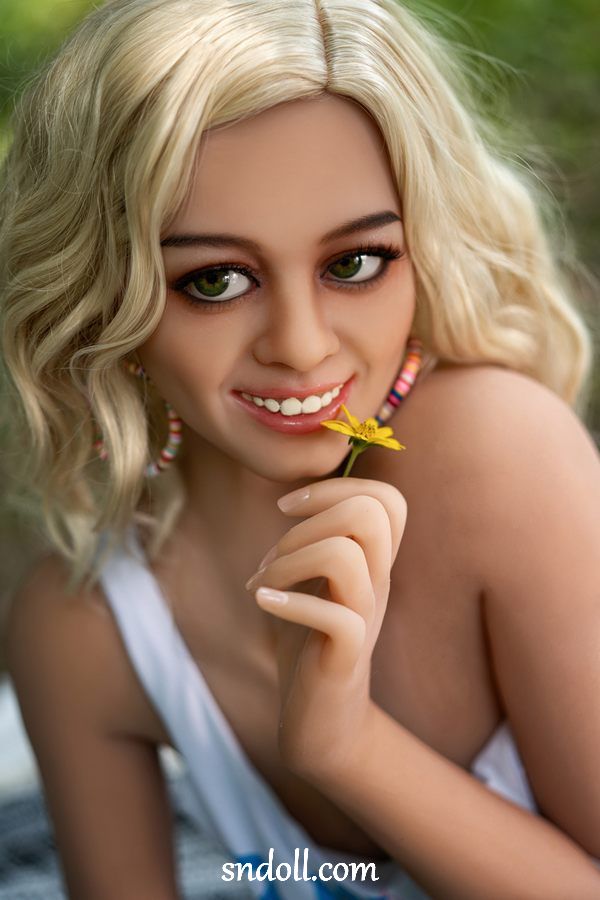 Boneca sexual cara, sexy, grossa e curvilínea de Fresno - Kamillah 2 Expensive Sexy Thick Curvy Fresno Sex Doll - Kamillah - Image 2
