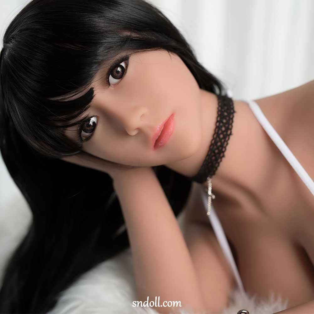 Молодая женщина трахает японскую секс-куклу - Daphna - SN Doll
